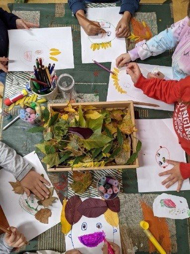 Kinder Malen Bilder mit Naturmaterialien 
