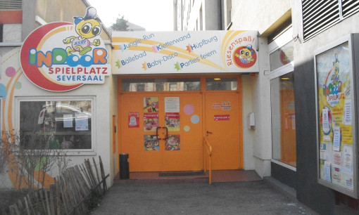 Bunter Eingangsbereich zum Indoorspielplatz Seversaal
