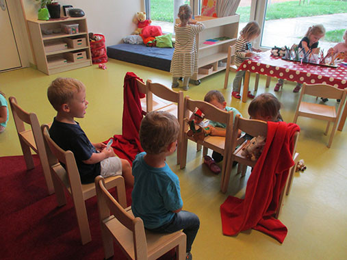 Kinder gestalten ihr eigenes Puppentheater